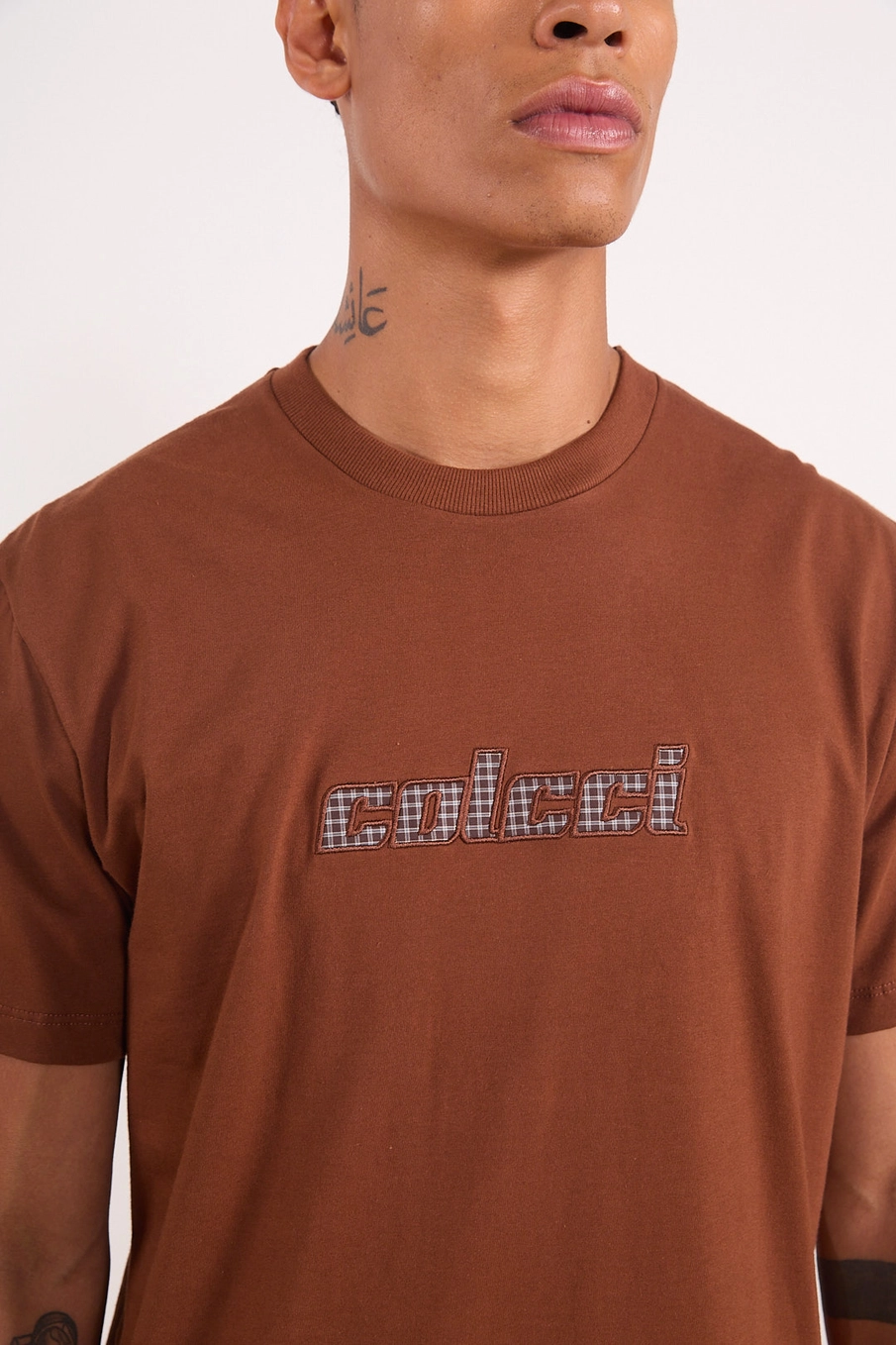 Camiseta Casual Manga Curta Com Lettering Marrom