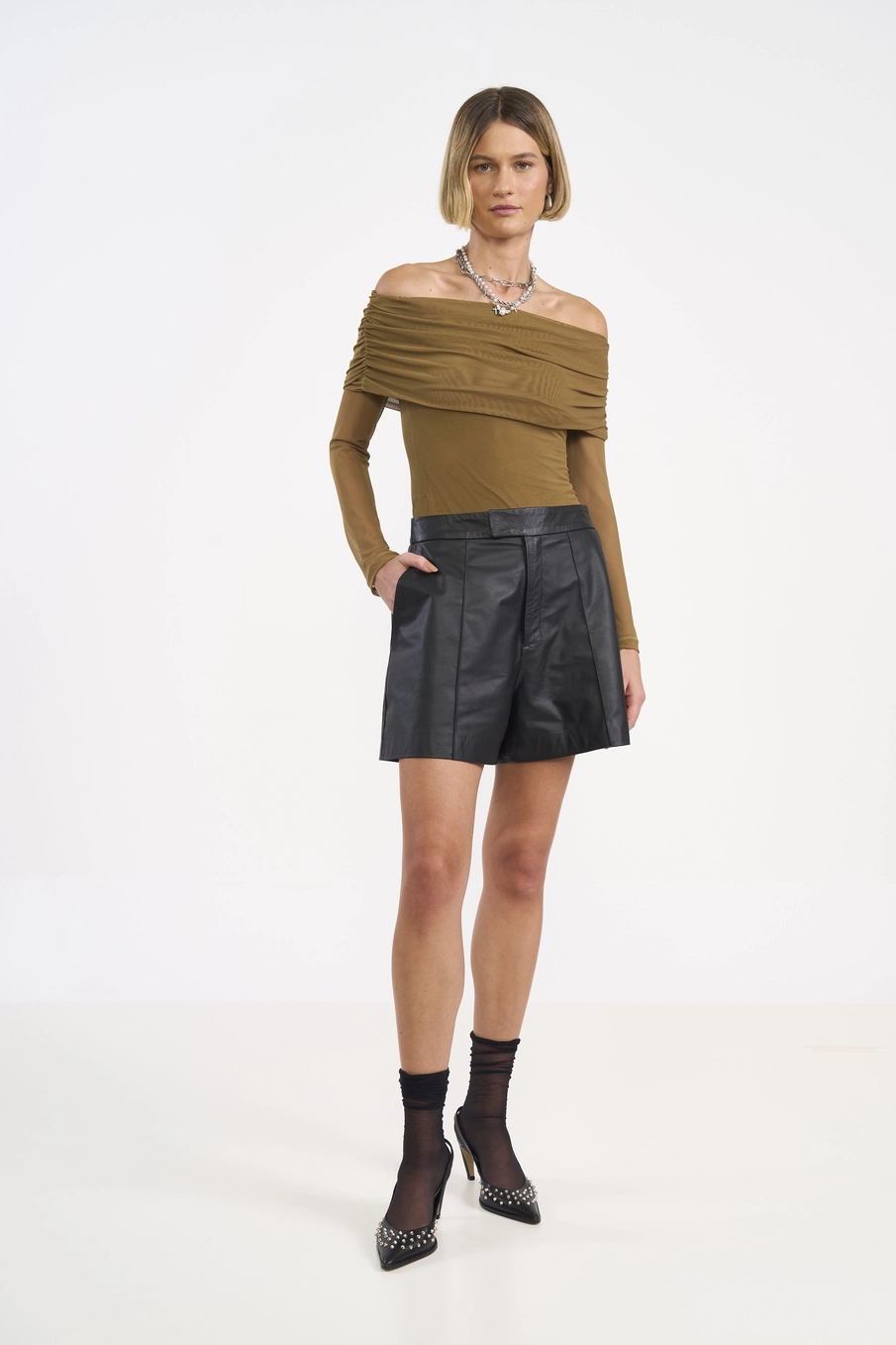 Blusa Ombro A Ombro Com Detalhe Franzido Marrom