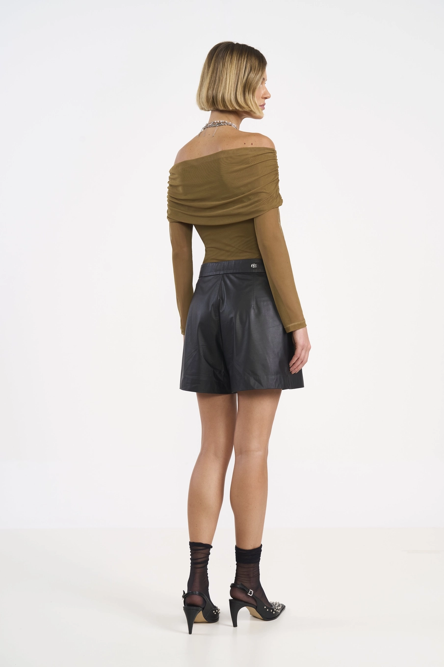 Blusa Ombro A Ombro Com Detalhe Franzido Marrom
