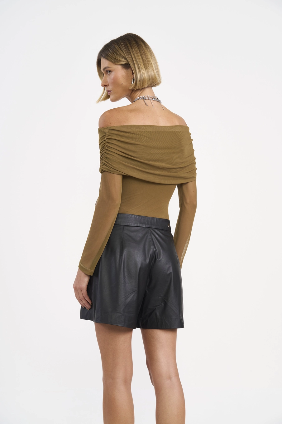 Blusa Ombro A Ombro Com Detalhe Franzido Marrom