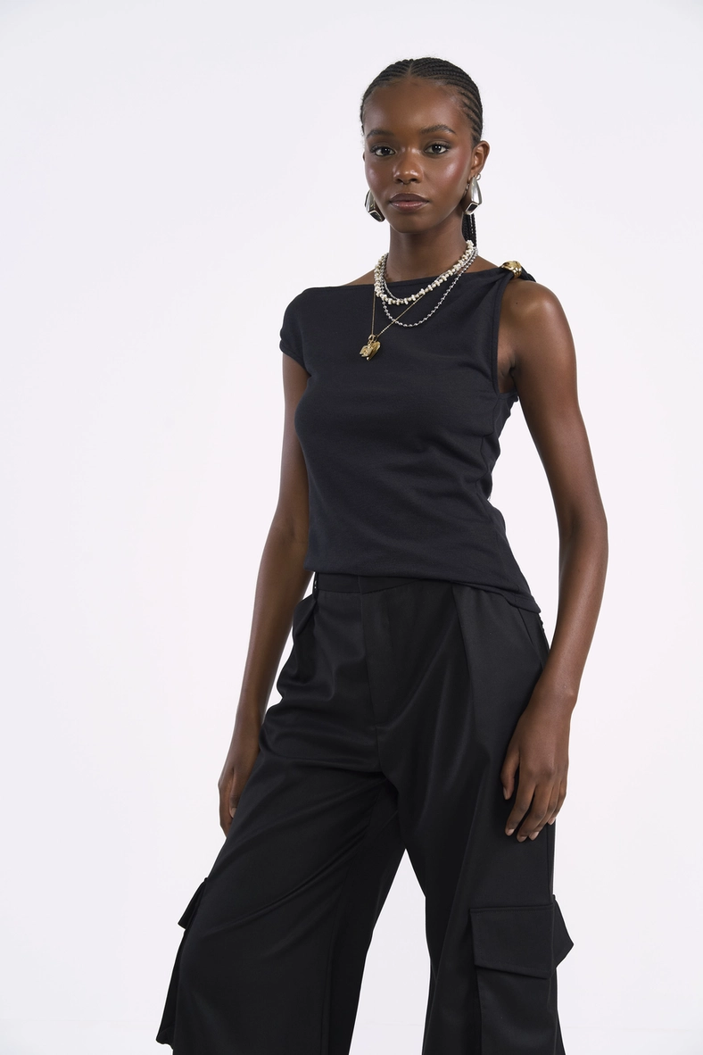Blusa Slim Manga Assimétrica E Aplicação No Ombro