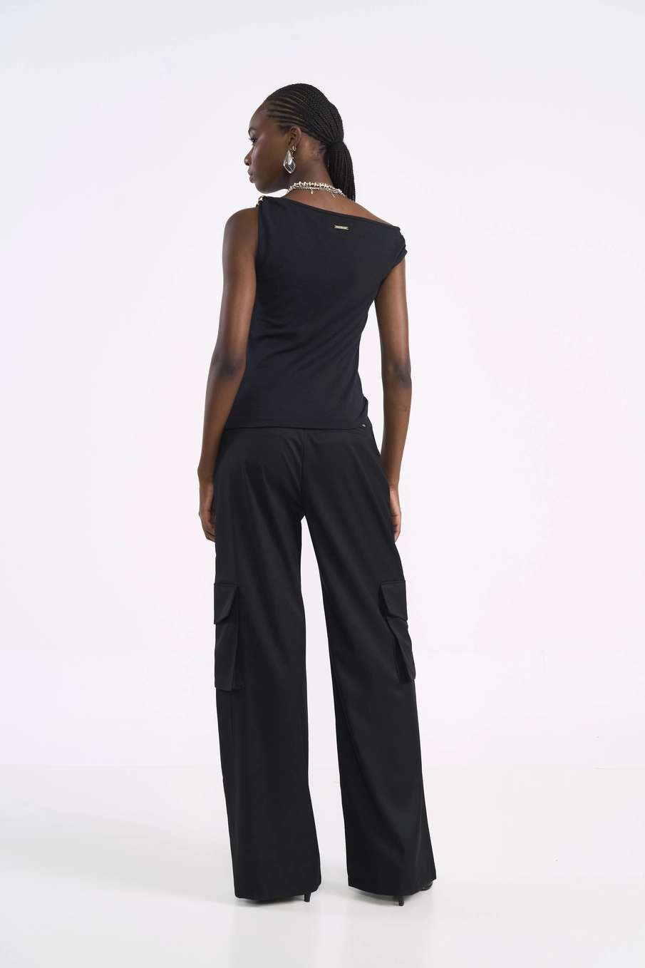 Blusa Slim Manga Assimétrica E Aplicação No Ombro Preto