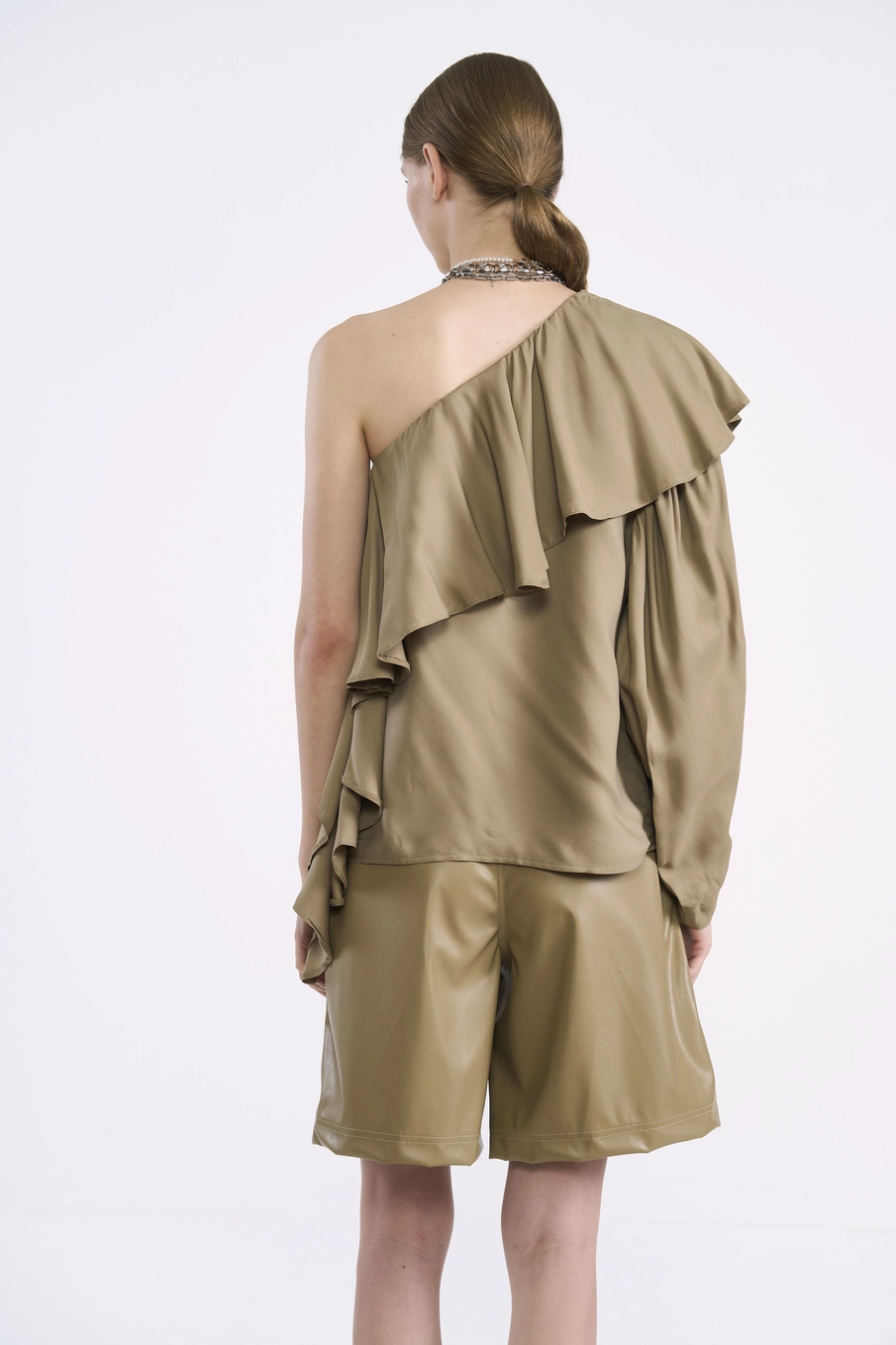 Blusa De Viscose Um Ombro Só Com Babado Bege