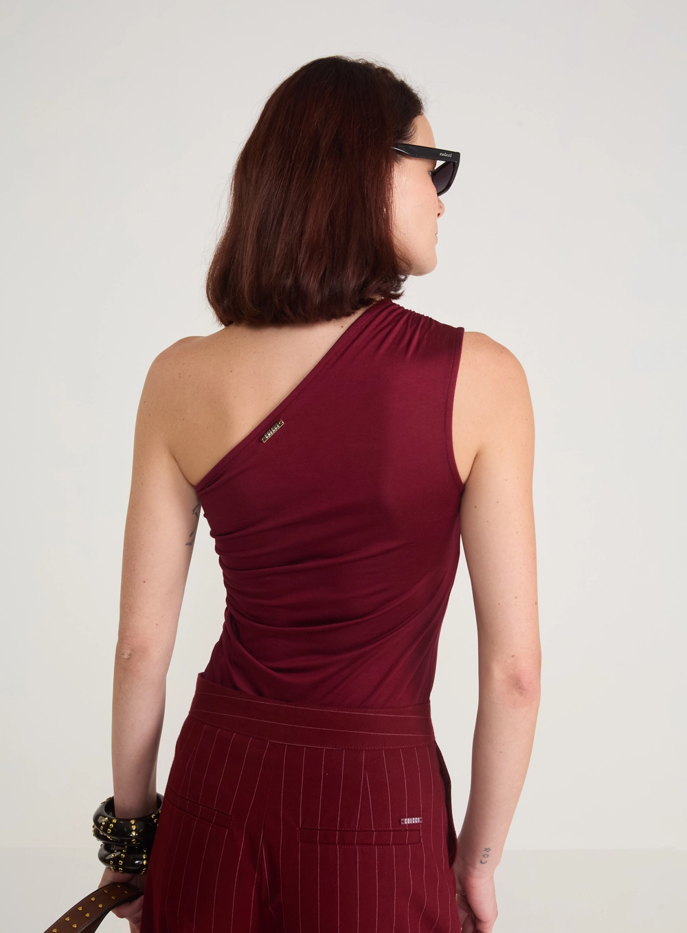 Blusa Assimétrica Drapeada Bordô
