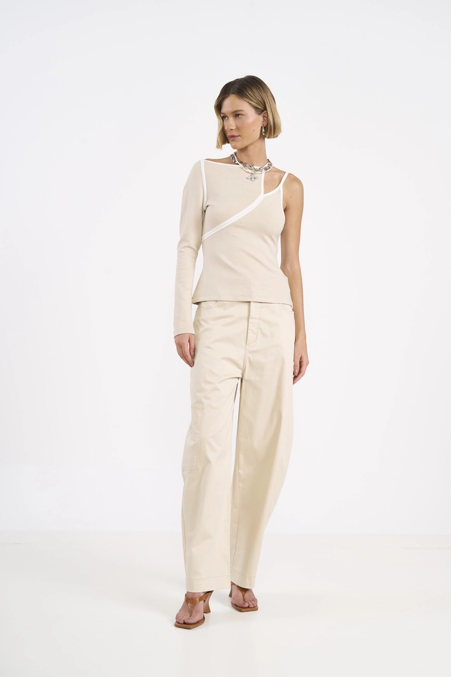 Blusa One Shoulder Com Recorte Moderno Bege