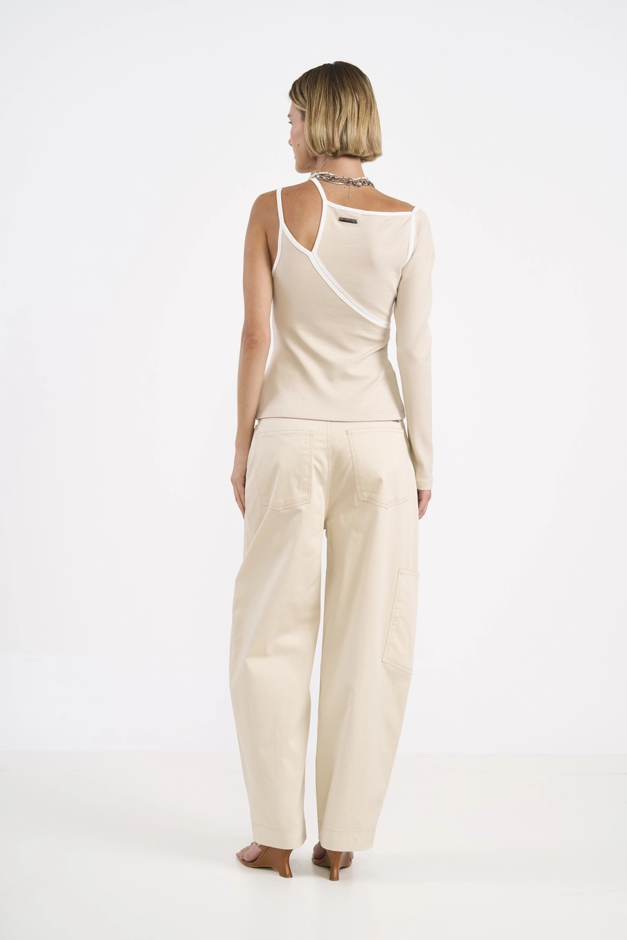 Blusa One Shoulder Com Recorte Moderno Bege