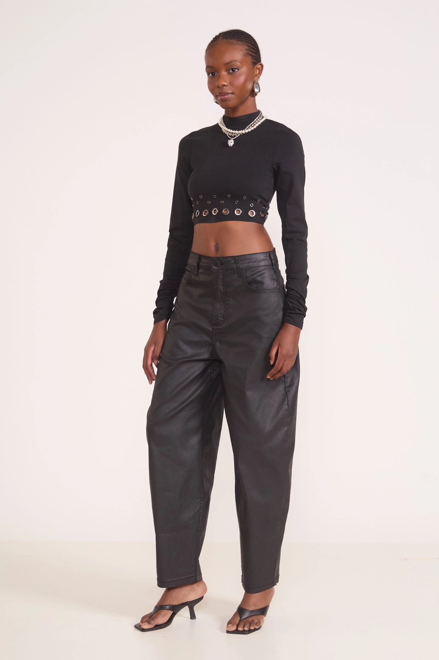 Blusa Cropped Manga Longa Com Ilhós Preto