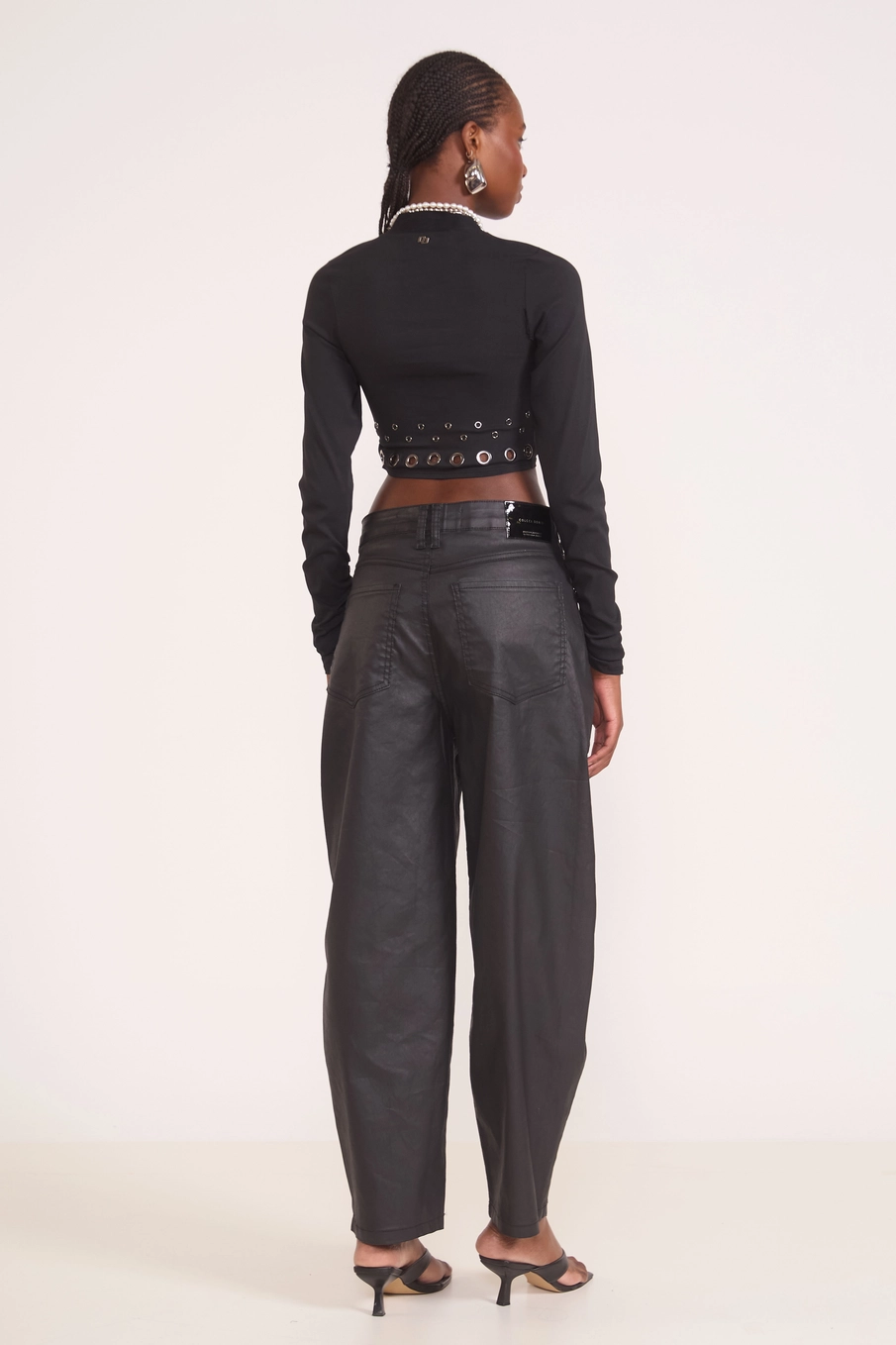 Blusa Cropped Manga Longa Com Ilhós Preto