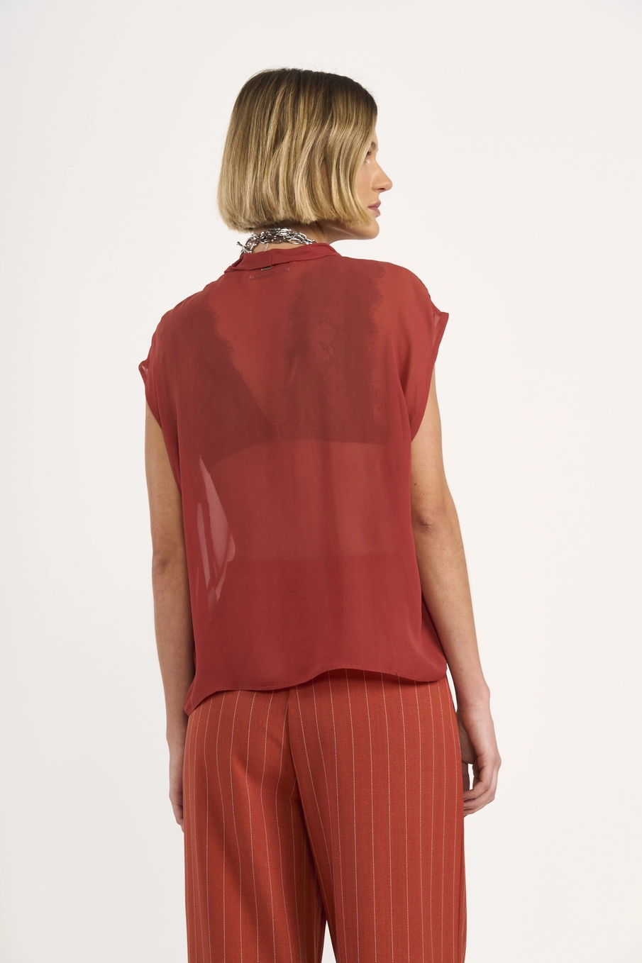 Blusa Leve Com Laço E Manga Japonesa Marrom