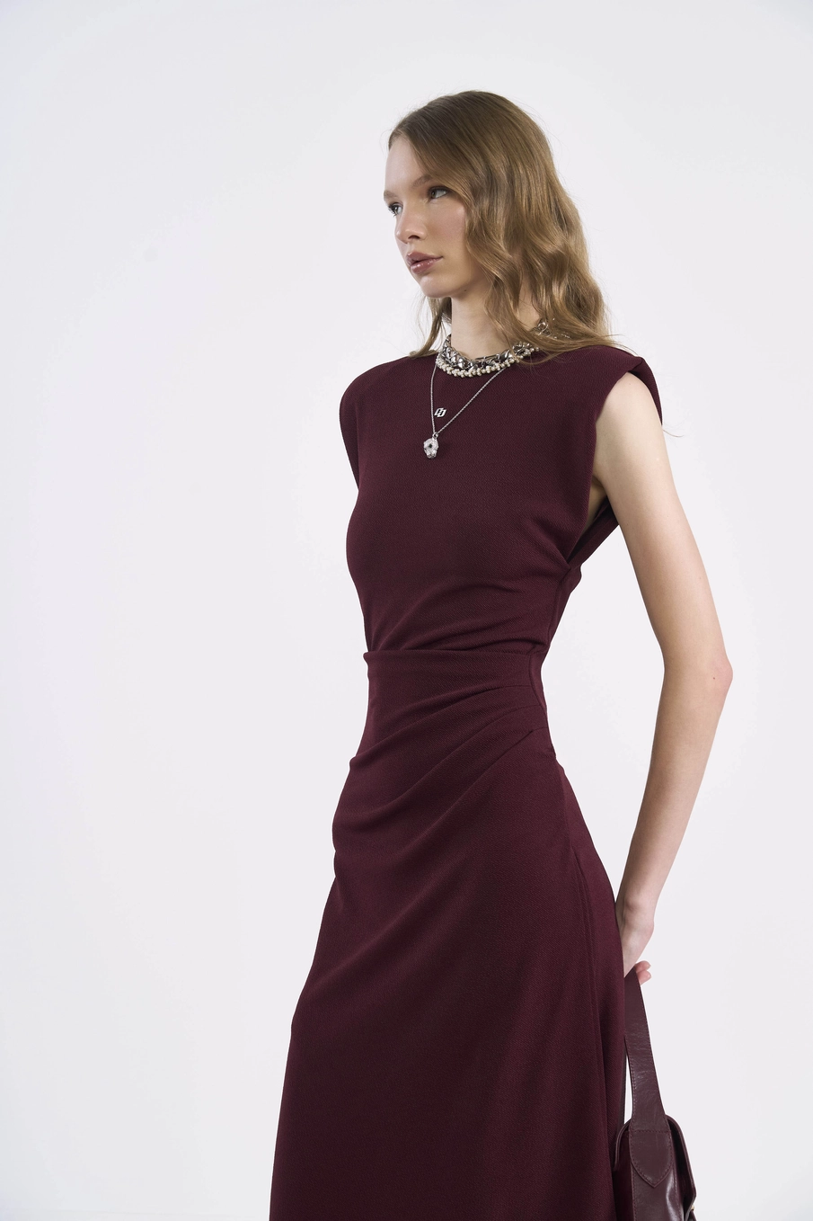 Vestido Midi Drapeado Com Decote Redondo Bordô