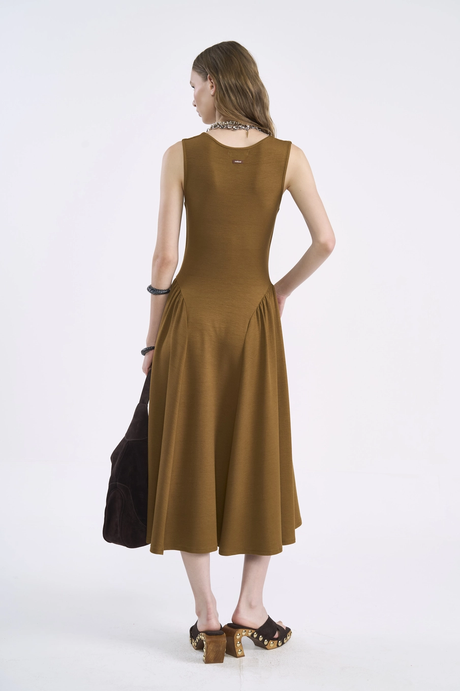 Vestido Midi Evasê Com Saia Ampla Marrom