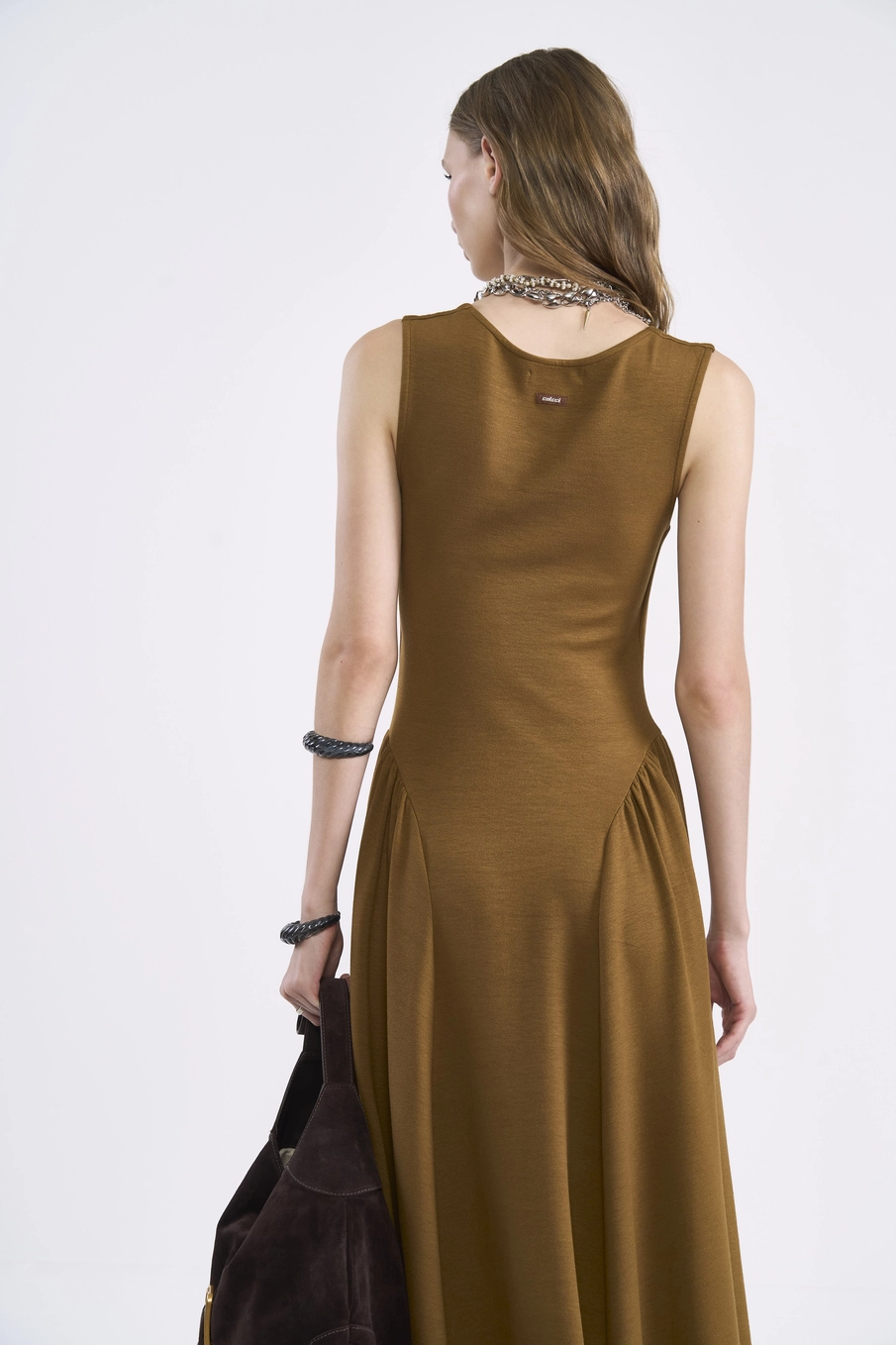 Vestido Midi Evasê Com Saia Ampla Marrom