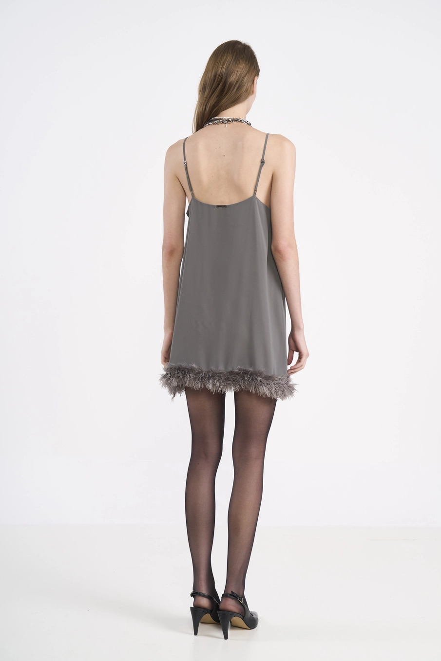 Vestido Curto Slip Dress Com Plumas Cinza
