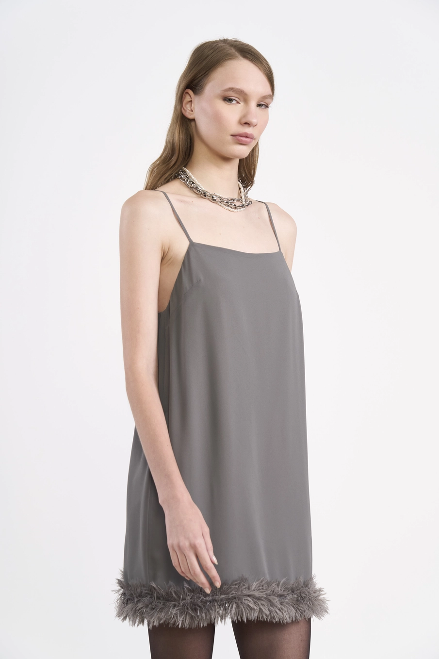 Vestido Curto Slip Dress Com Plumas Cinza