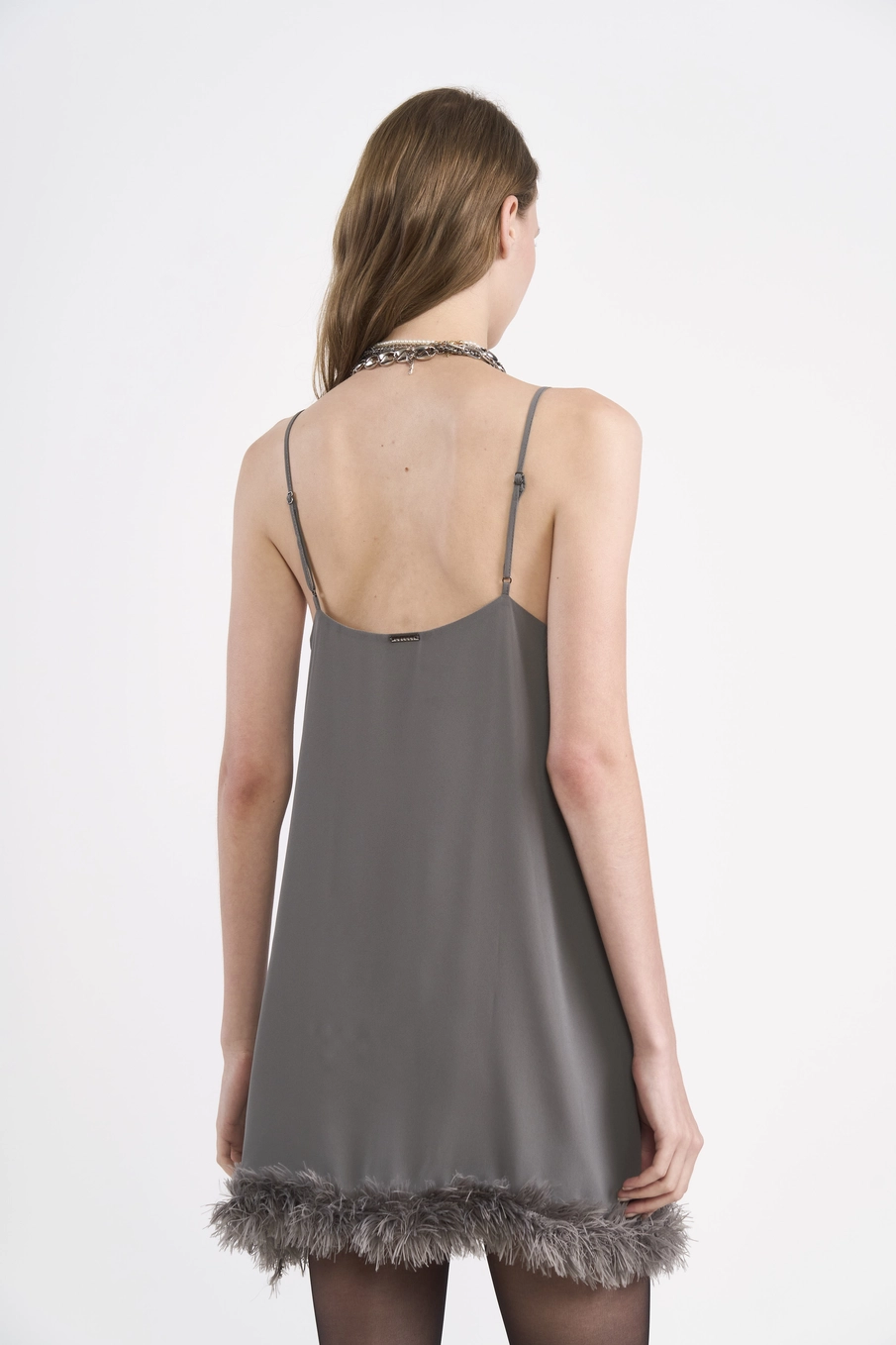 Vestido Curto Slip Dress Com Plumas Cinza