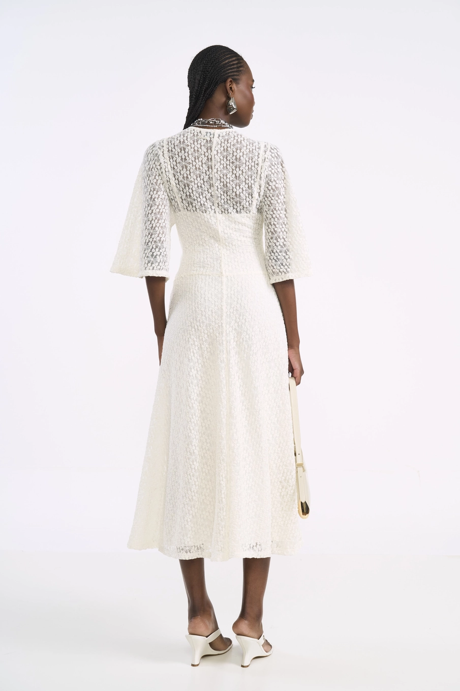 Vestido Midi Em Renda Acinturado Off Shell