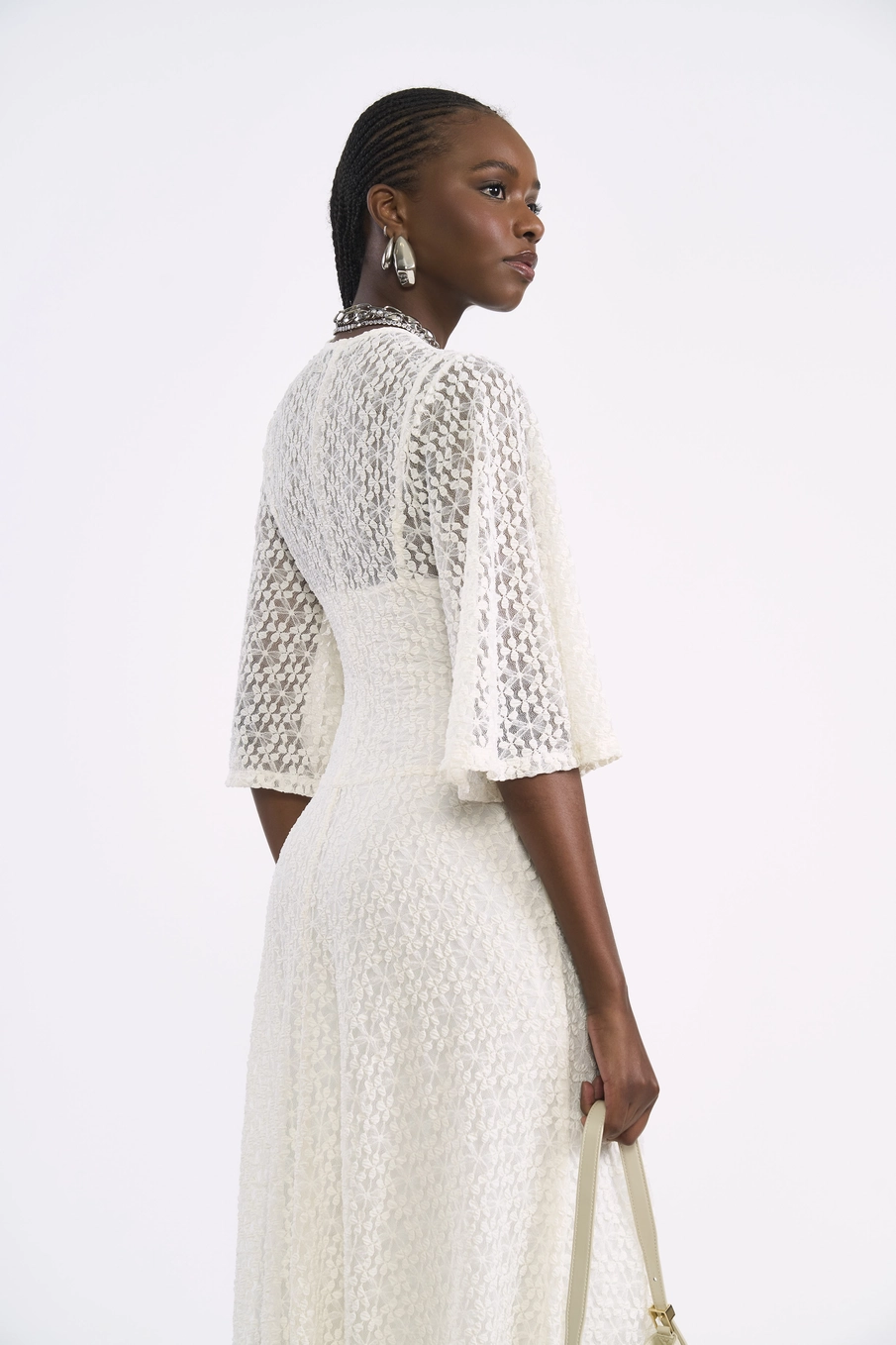 Vestido Midi Em Renda Acinturado Off Shell