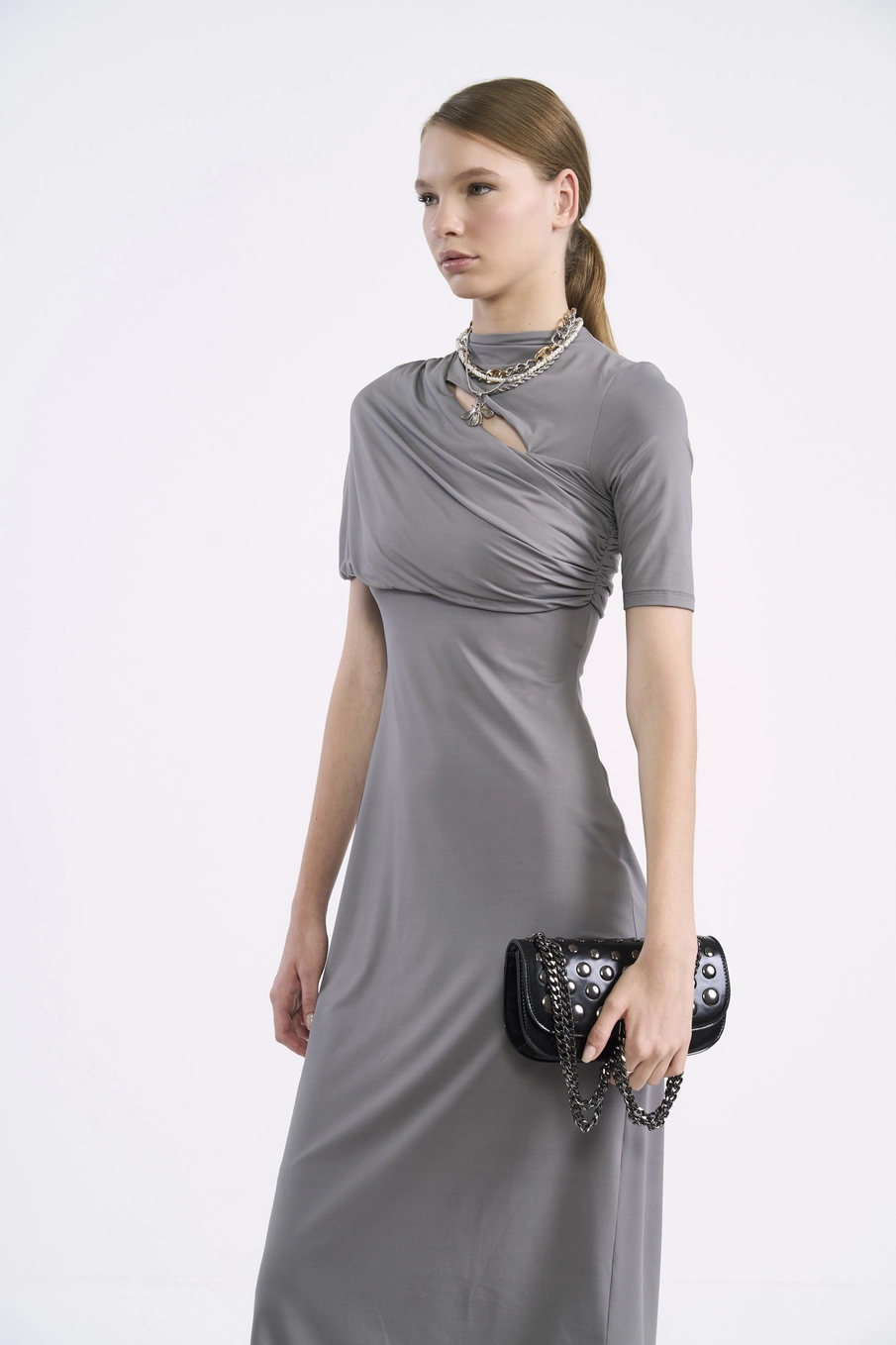 Vestido Midi Com Drapeado Assimétrico Cinza