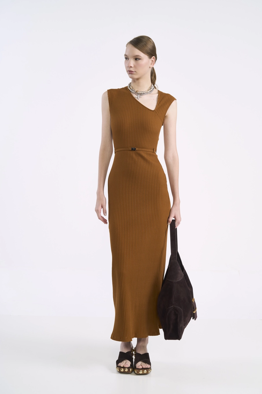 Vestido Midi Canelado Com Assimetria Marrom