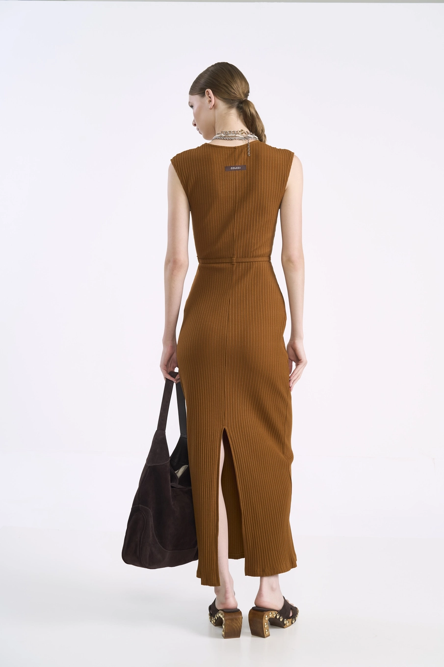 Vestido Midi Canelado Com Assimetria Marrom