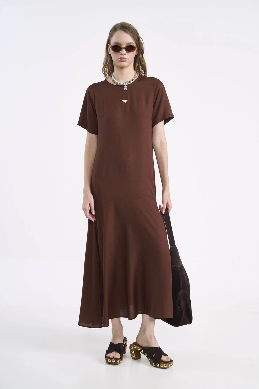 Vestido Midi Evasê Com Detalhe Frontal Marrom