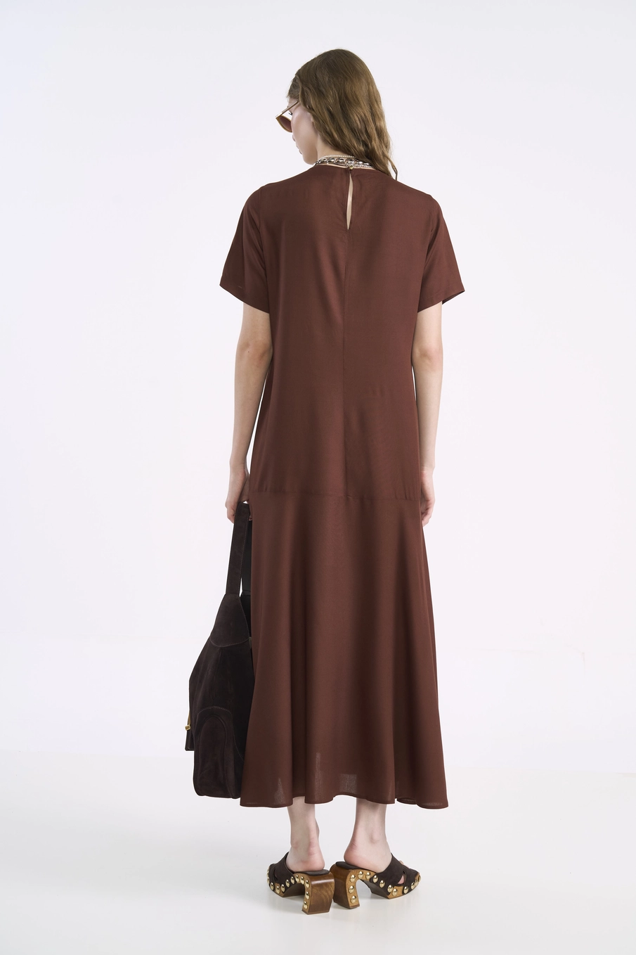 Vestido Midi Evasê Com Detalhe Frontal Marrom