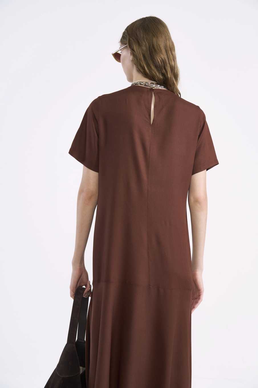 Vestido Midi Evasê Com Detalhe Frontal Marrom