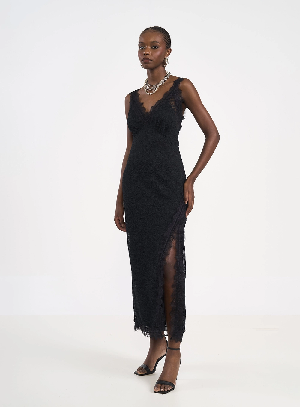 Vestido Midi Slim Com Renda E Fenda Lateral Preto
