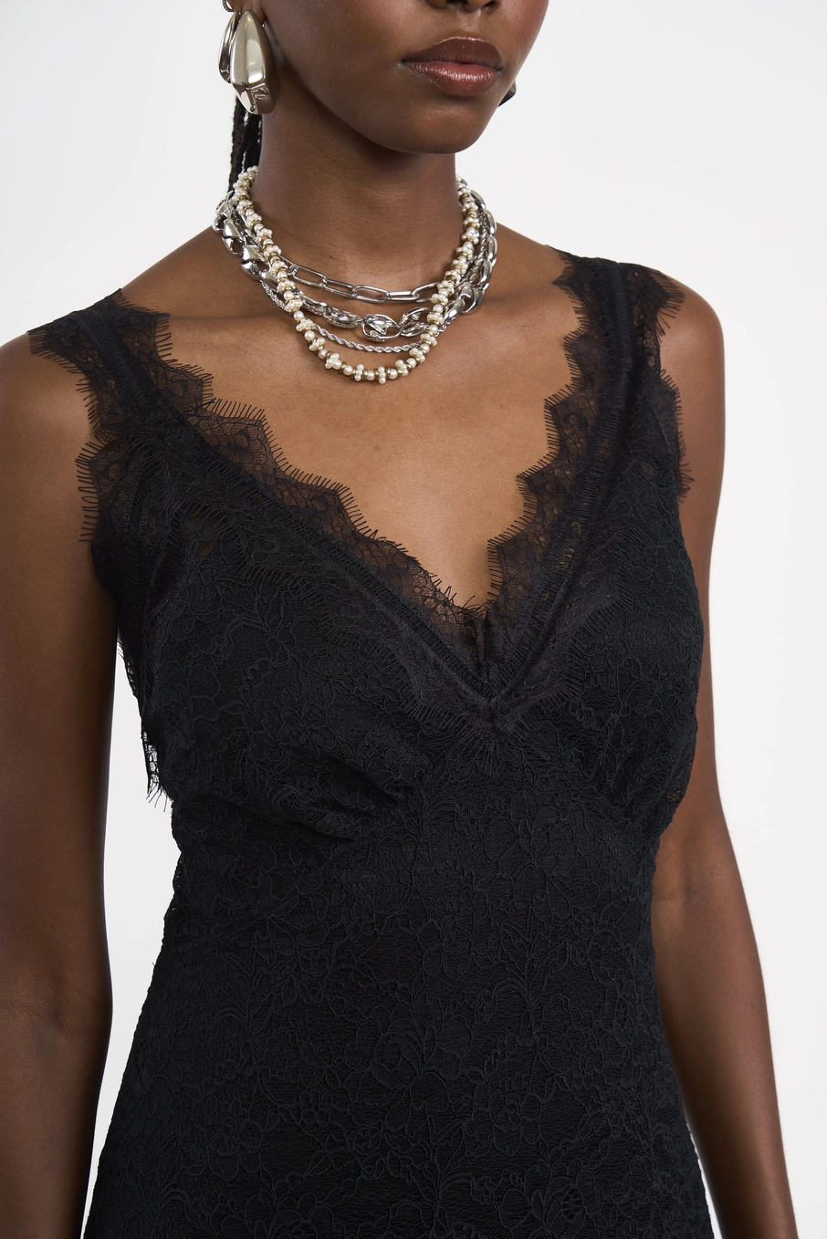 Vestido Midi Slim Com Renda E Fenda Lateral Preto