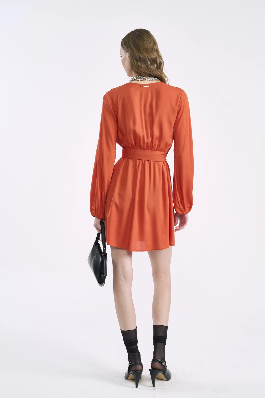 Vestido Curto Transpassado Com Faixa Laranja