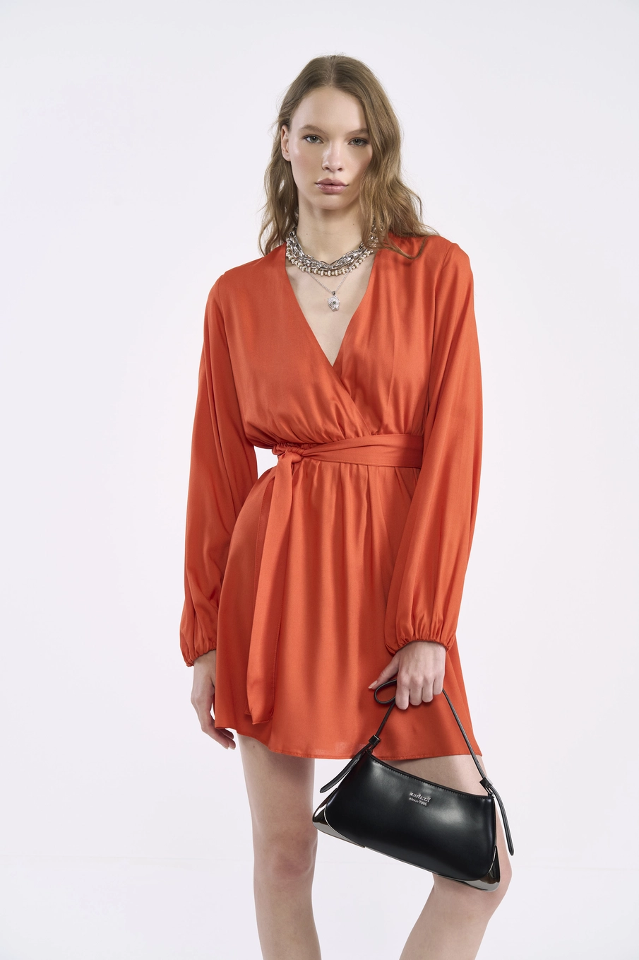 Vestido Curto Transpassado Com Faixa Laranja