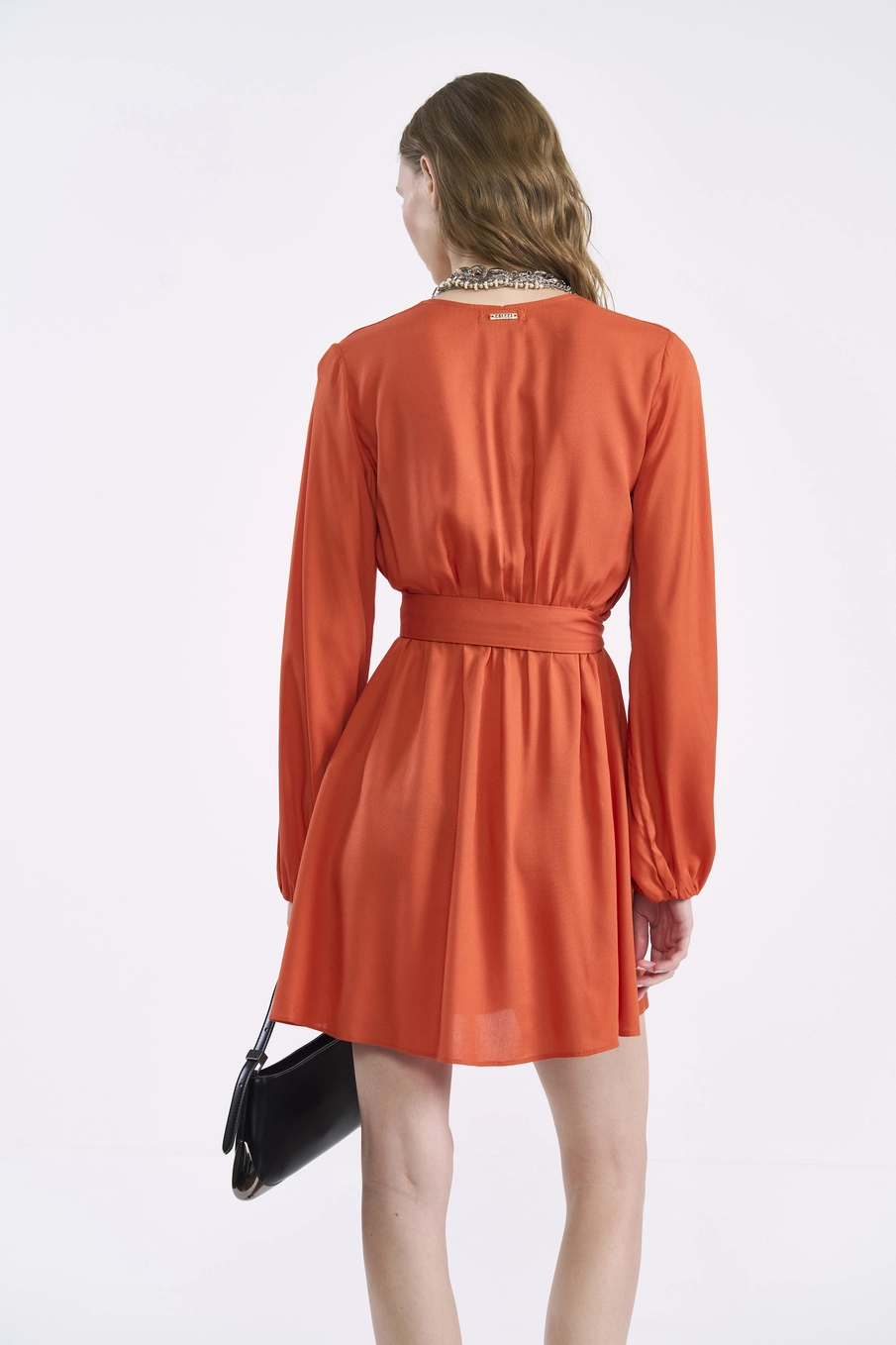 Vestido Curto Transpassado Com Faixa Laranja