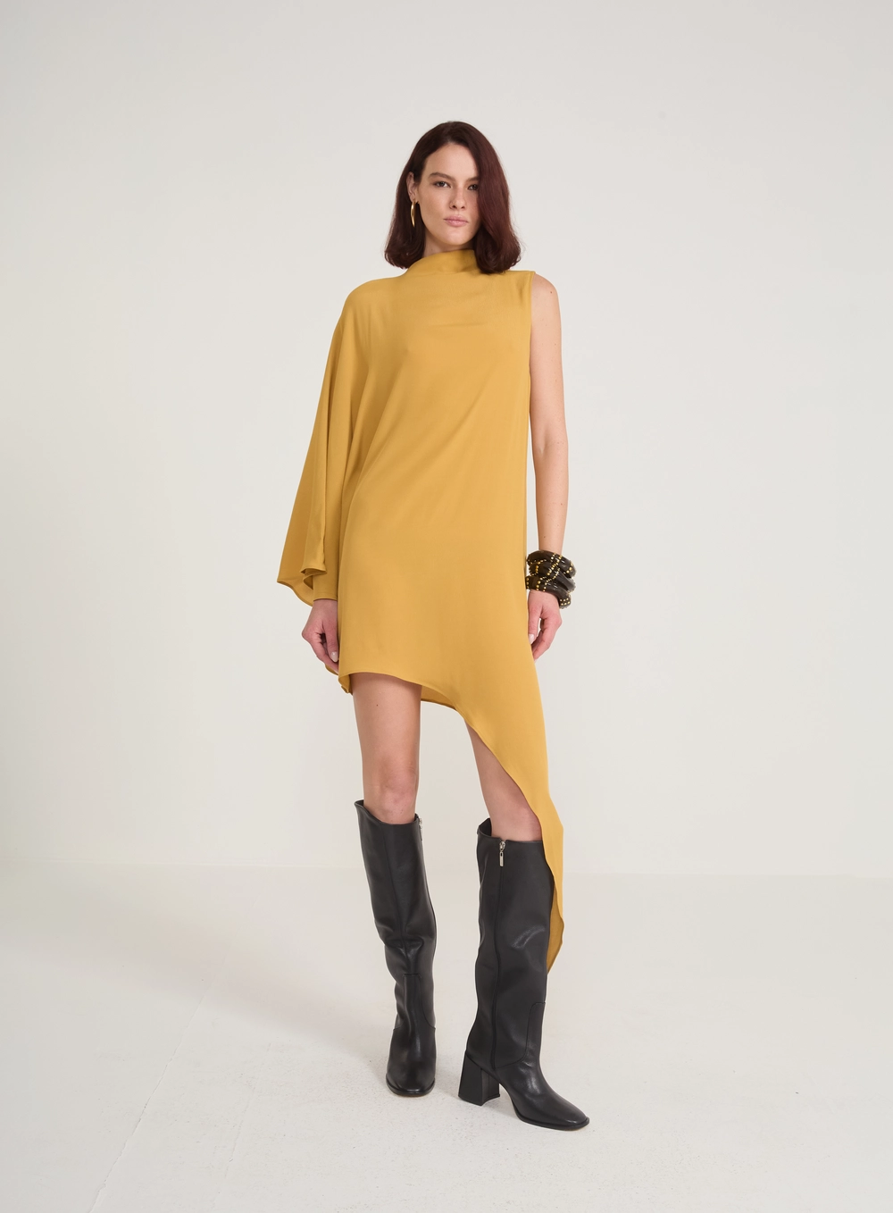 Vestido Fluido Assimétrico Uma Manga Ampla Bege