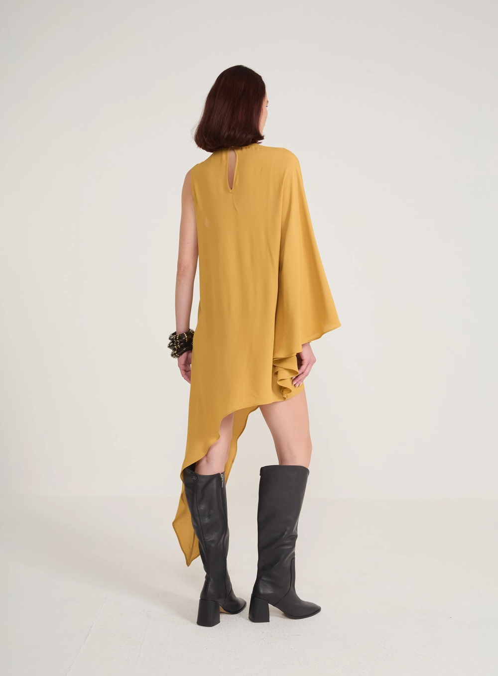 Vestido Fluido Assimétrico Uma Manga Ampla Bege