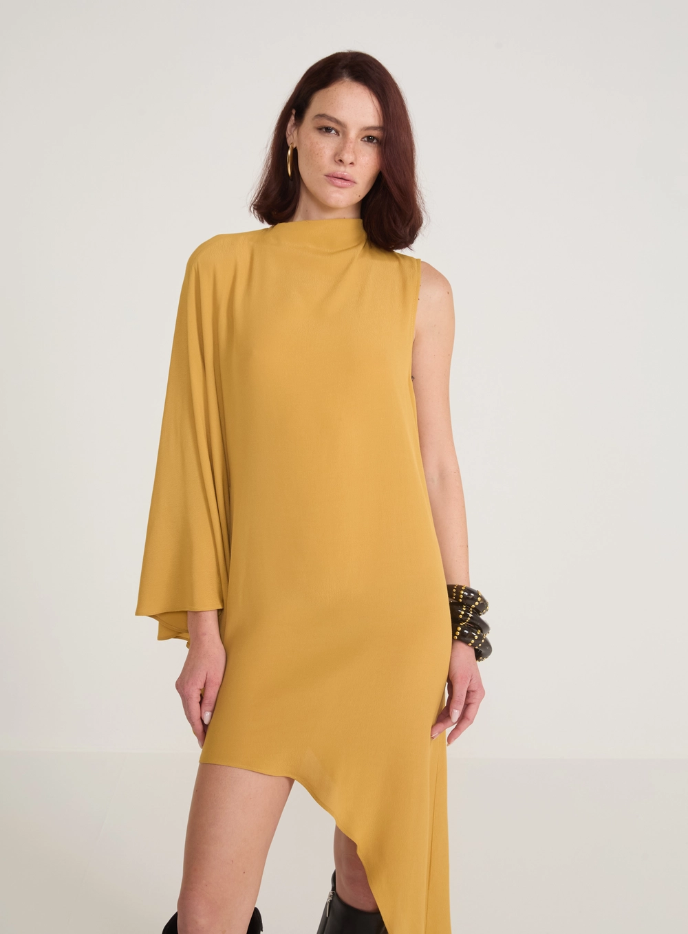 Vestido Fluido Assimétrico Uma Manga Ampla Bege