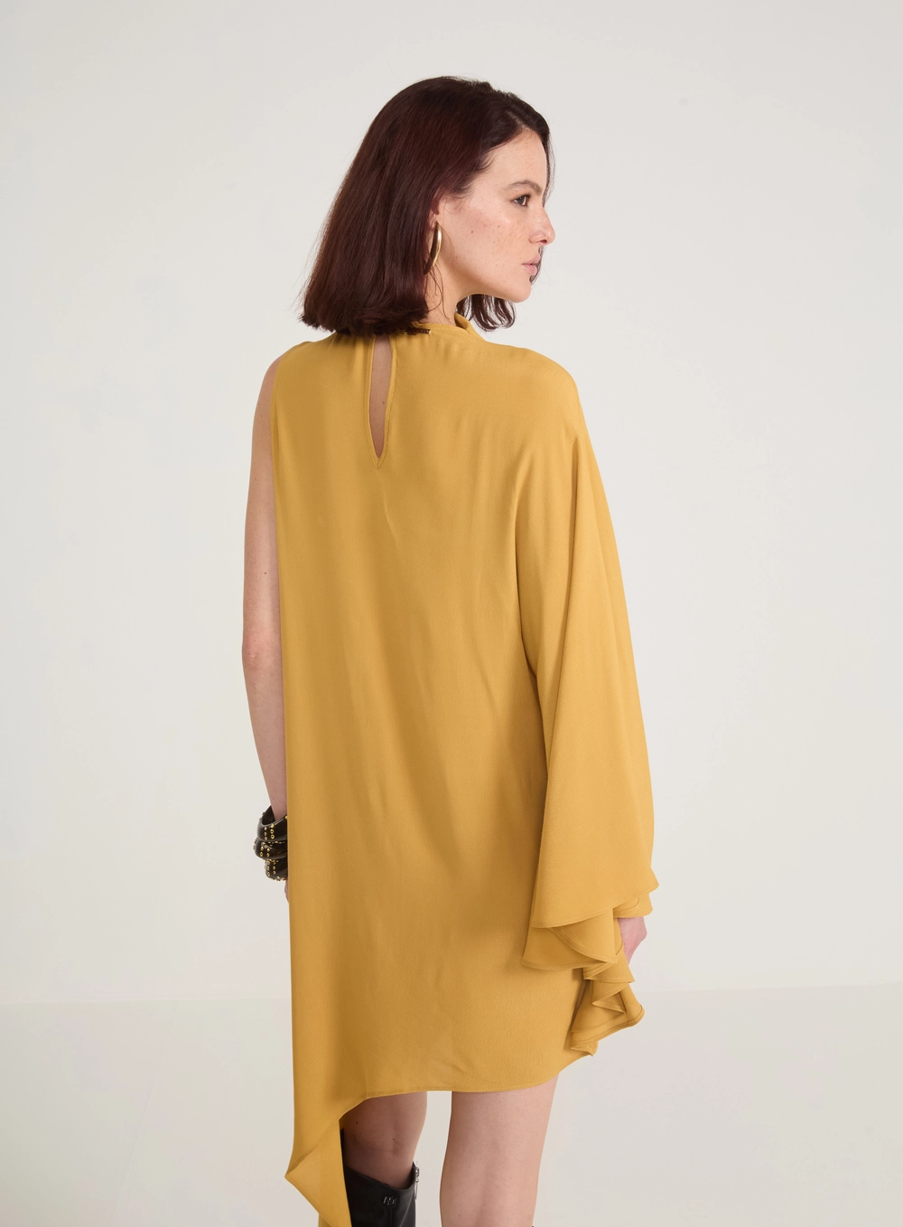 Vestido Fluido Assimétrico Uma Manga Ampla Bege