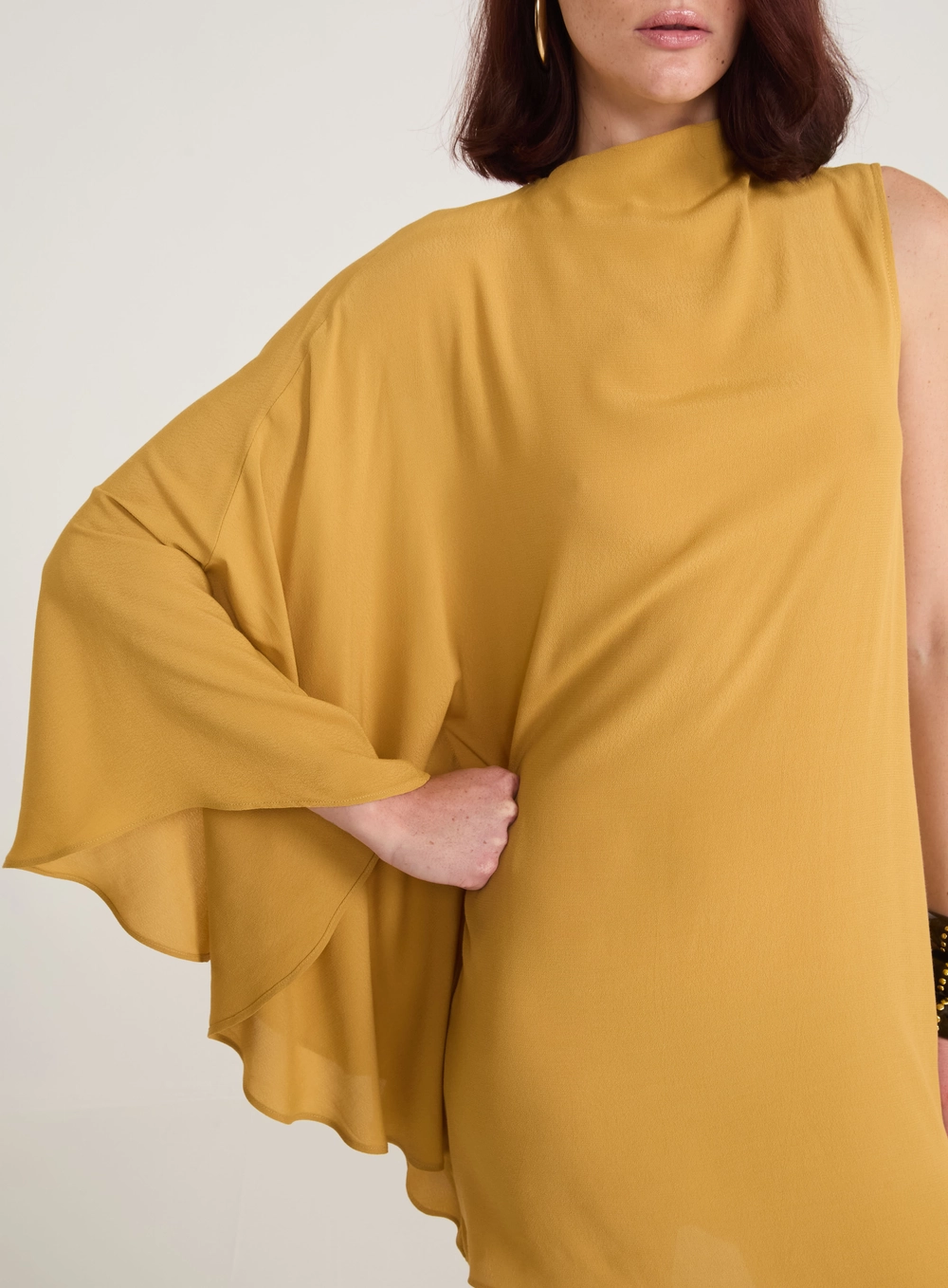 Vestido Fluido Assimétrico Uma Manga Ampla Bege
