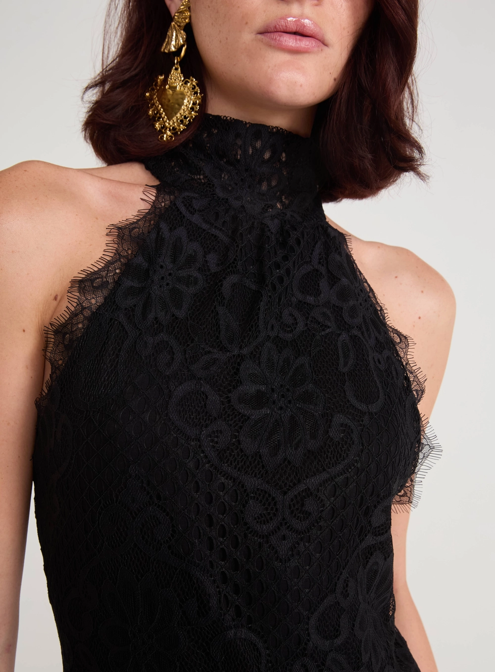 Vestido Curto Renda Gola Alta Preto