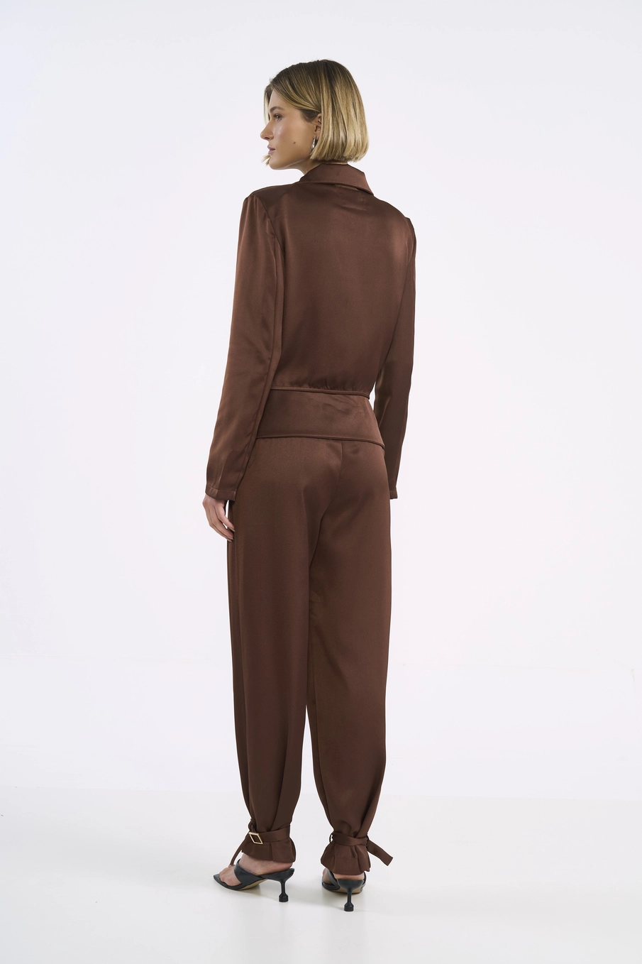 Blazer Cropped De Alfaiataria Acetinada Marrom