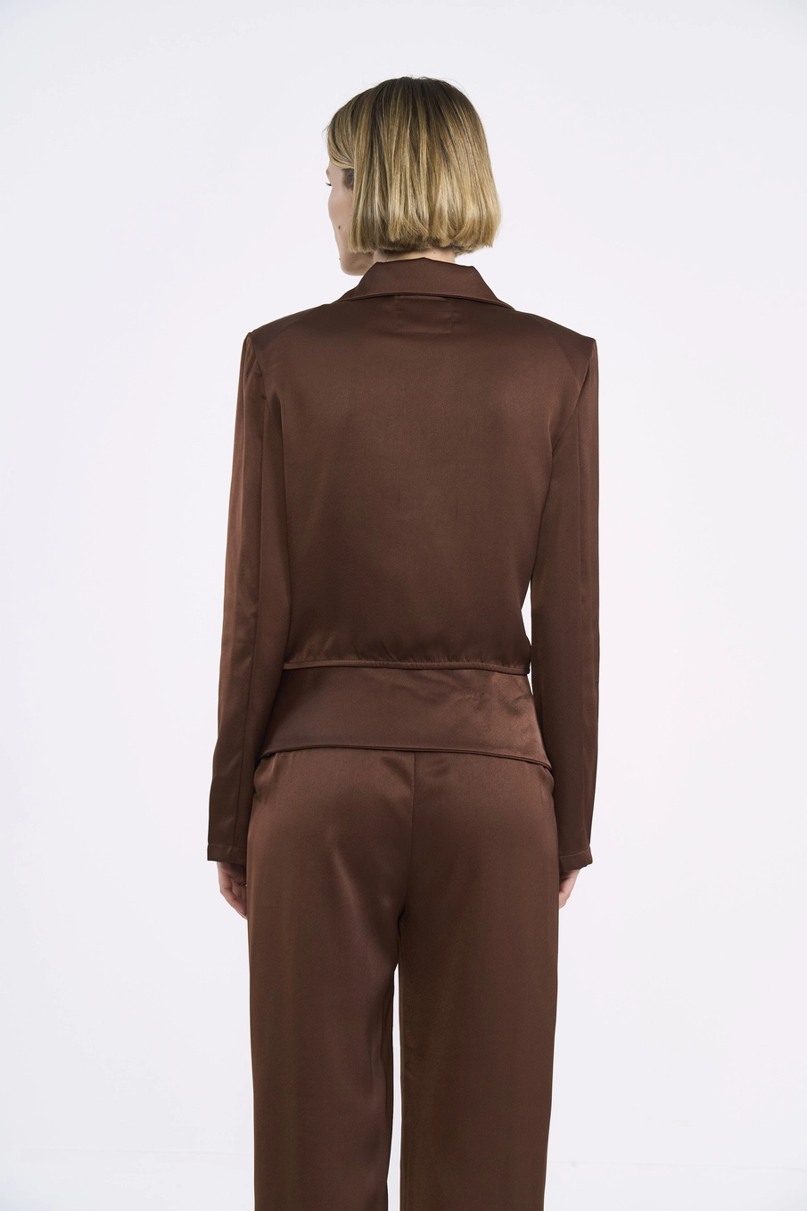 Blazer Cropped De Alfaiataria Acetinada Marrom