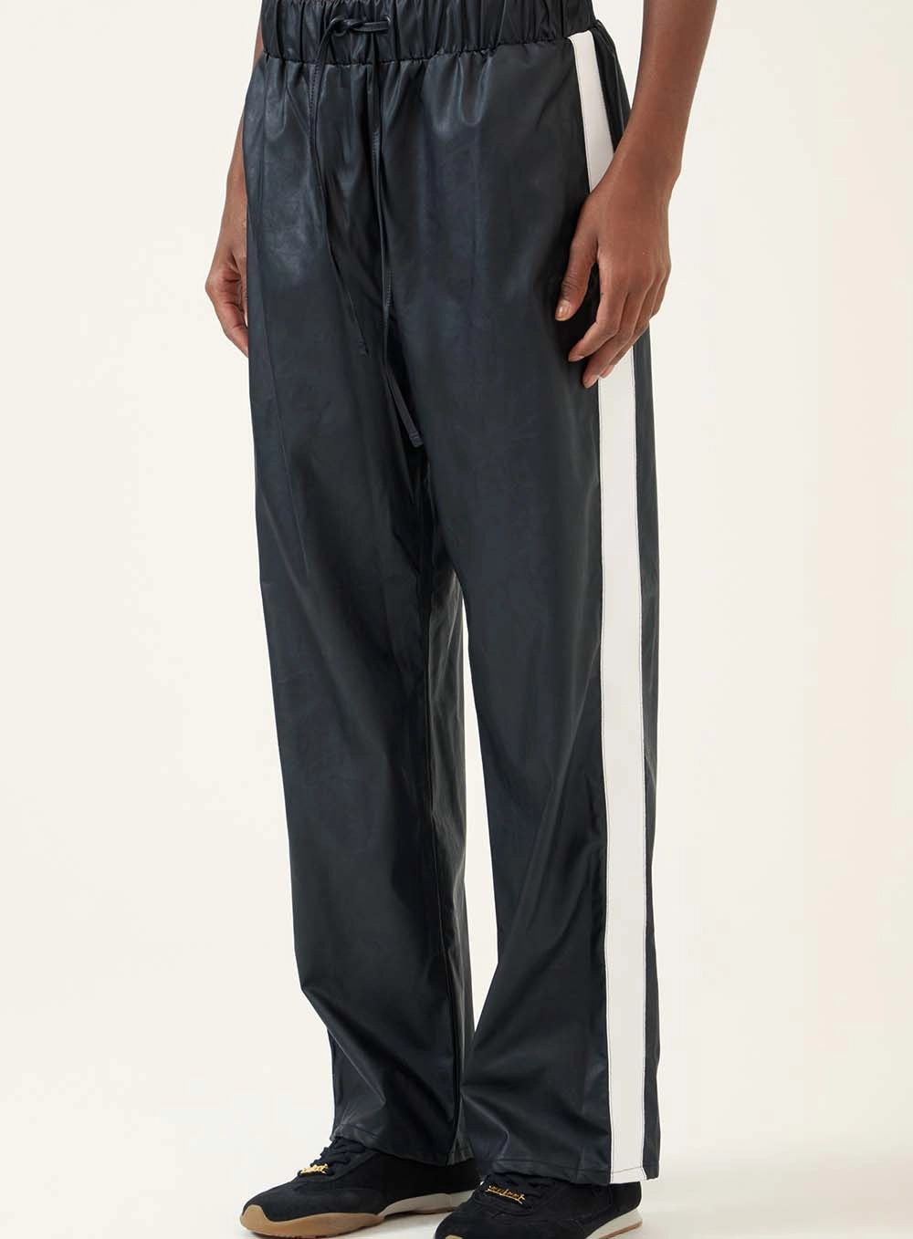 Calça Reta Ampla Com Faixa Lateral Preto