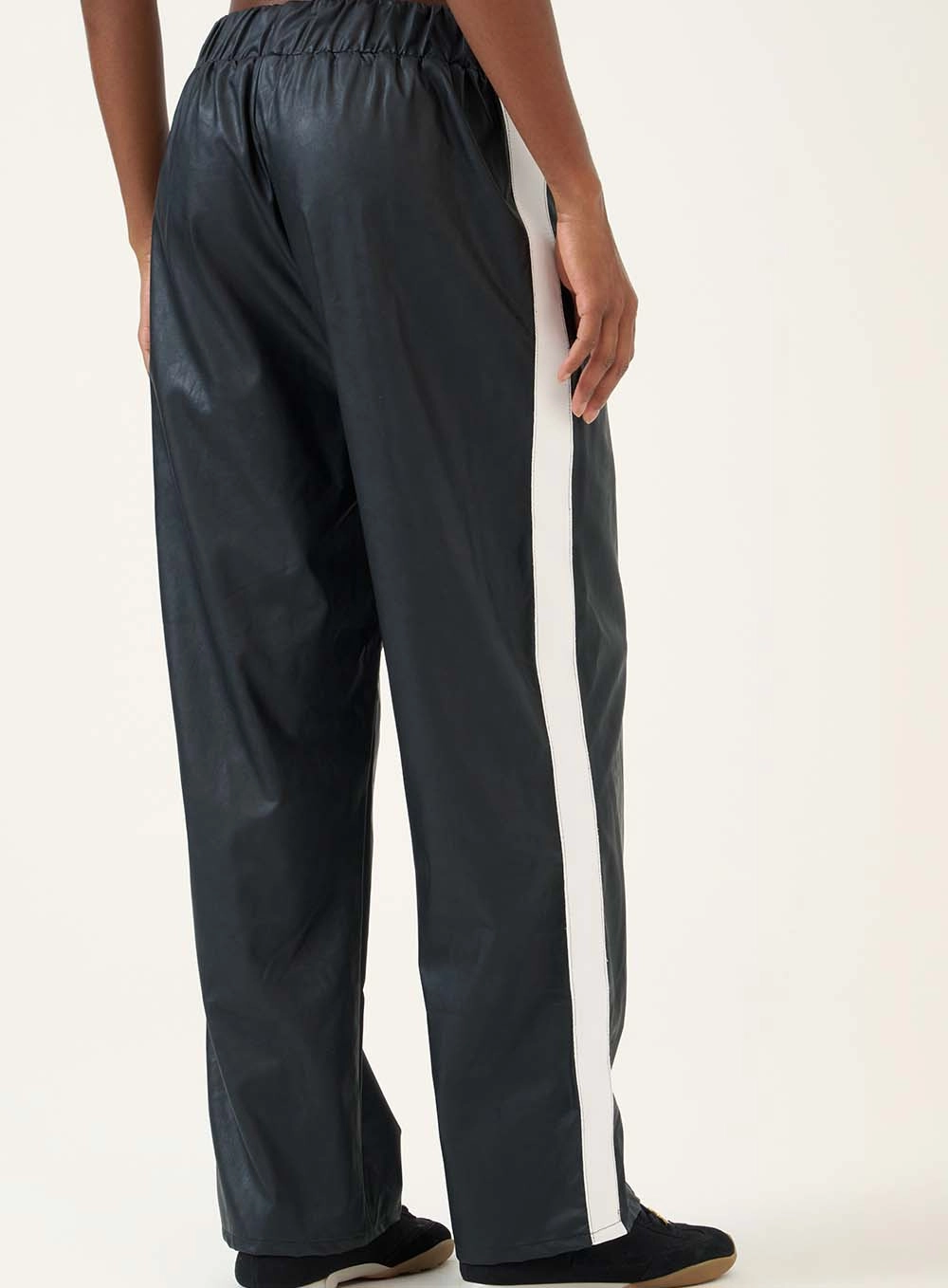 Calça Reta Ampla Com Faixa Lateral Preto
