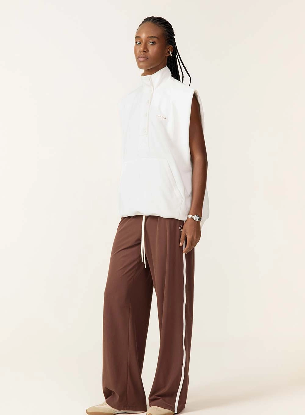 Calça Wide Leg Com Listra Lateral Marrom