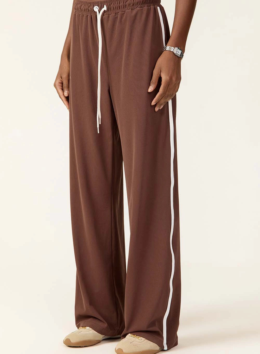 Calça Wide Leg Com Listra Lateral Marrom