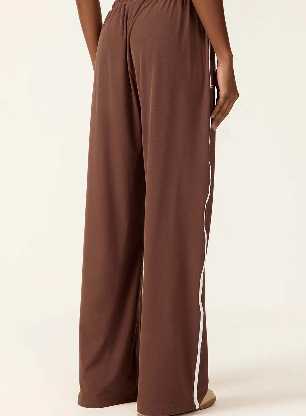 Calça Wide Leg Com Listra Lateral Marrom