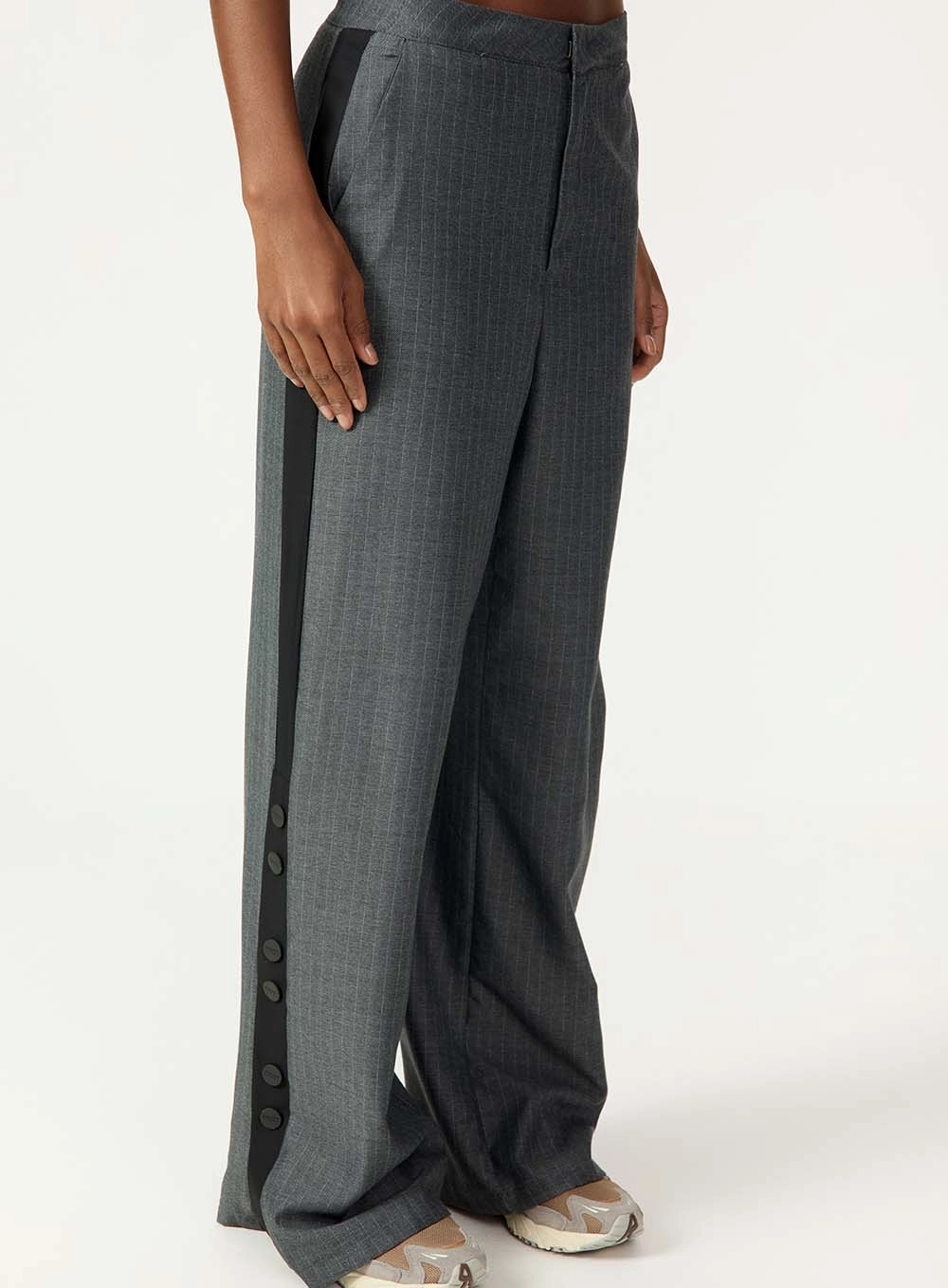 Calça Wide Leg Com Botões Laterais Estampados