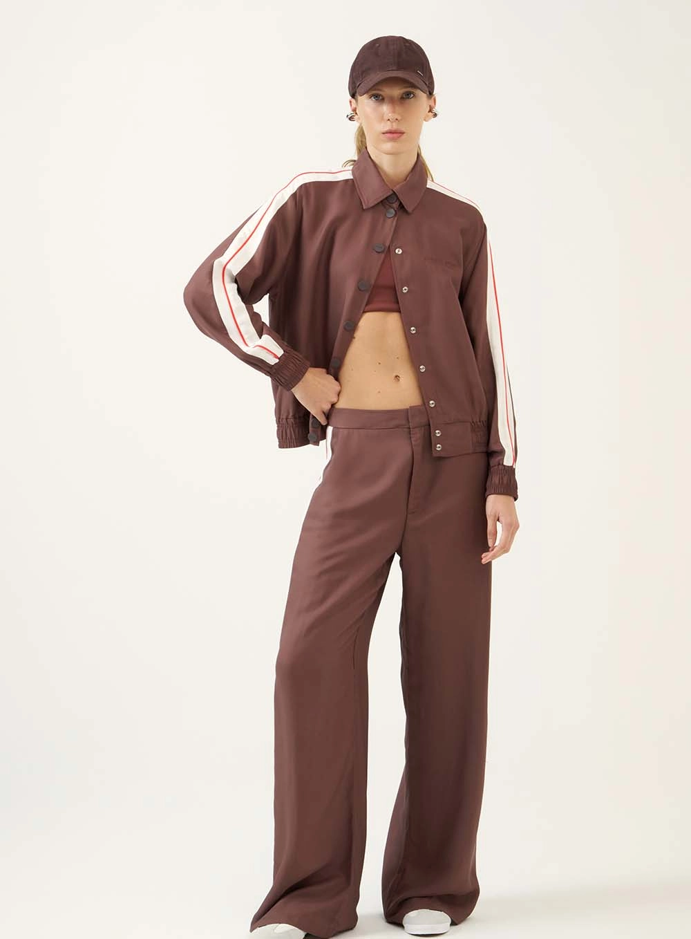 Calça Wide Leg Com Listra Lateral Marrom