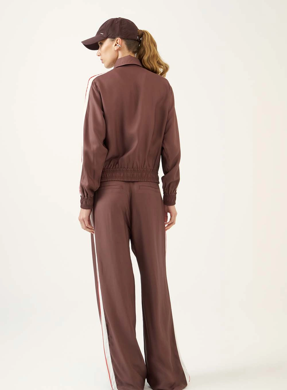 Calça Wide Leg Com Listra Lateral Marrom
