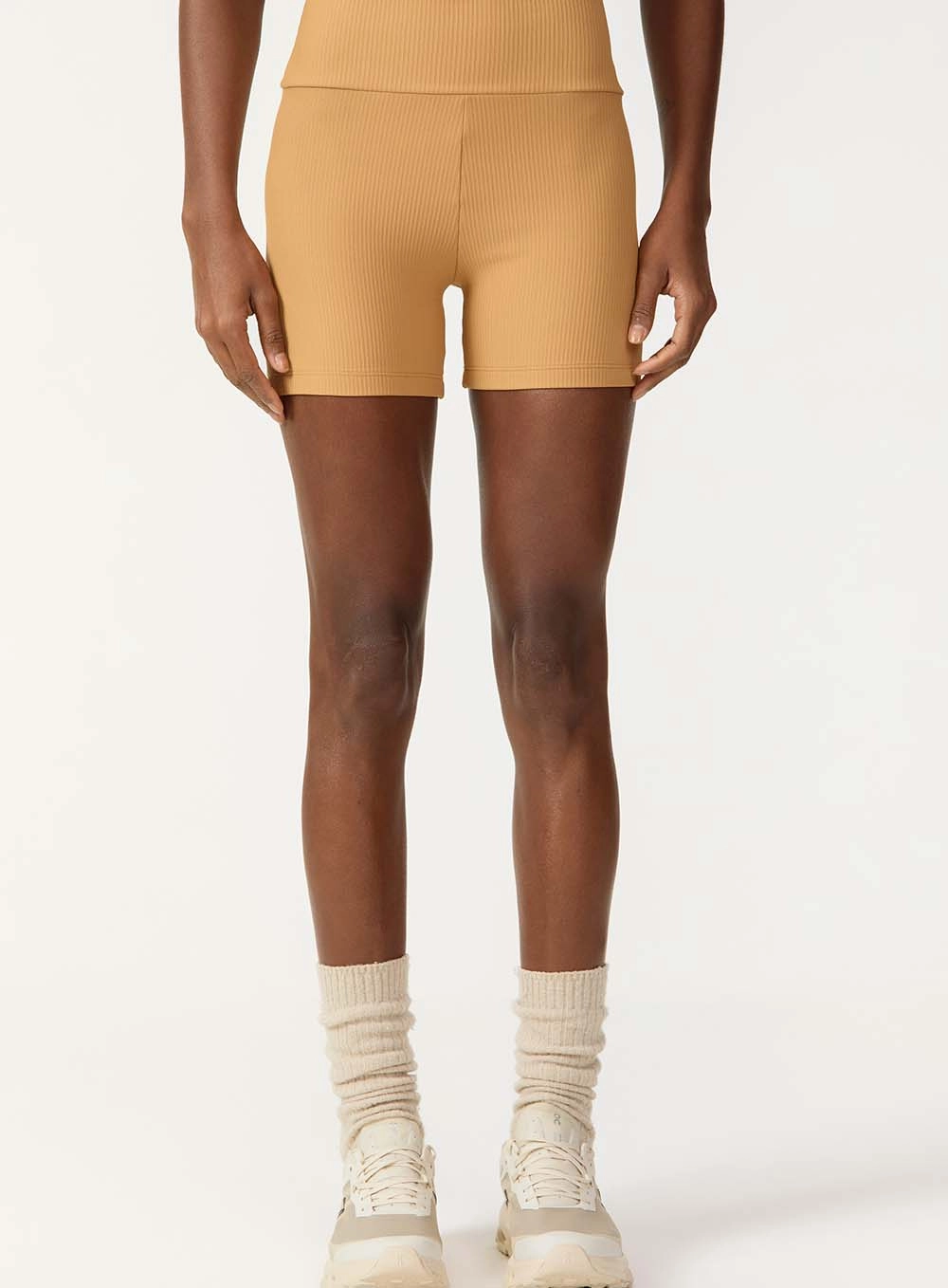 Short Biker Curto Ribbed Essence Bege