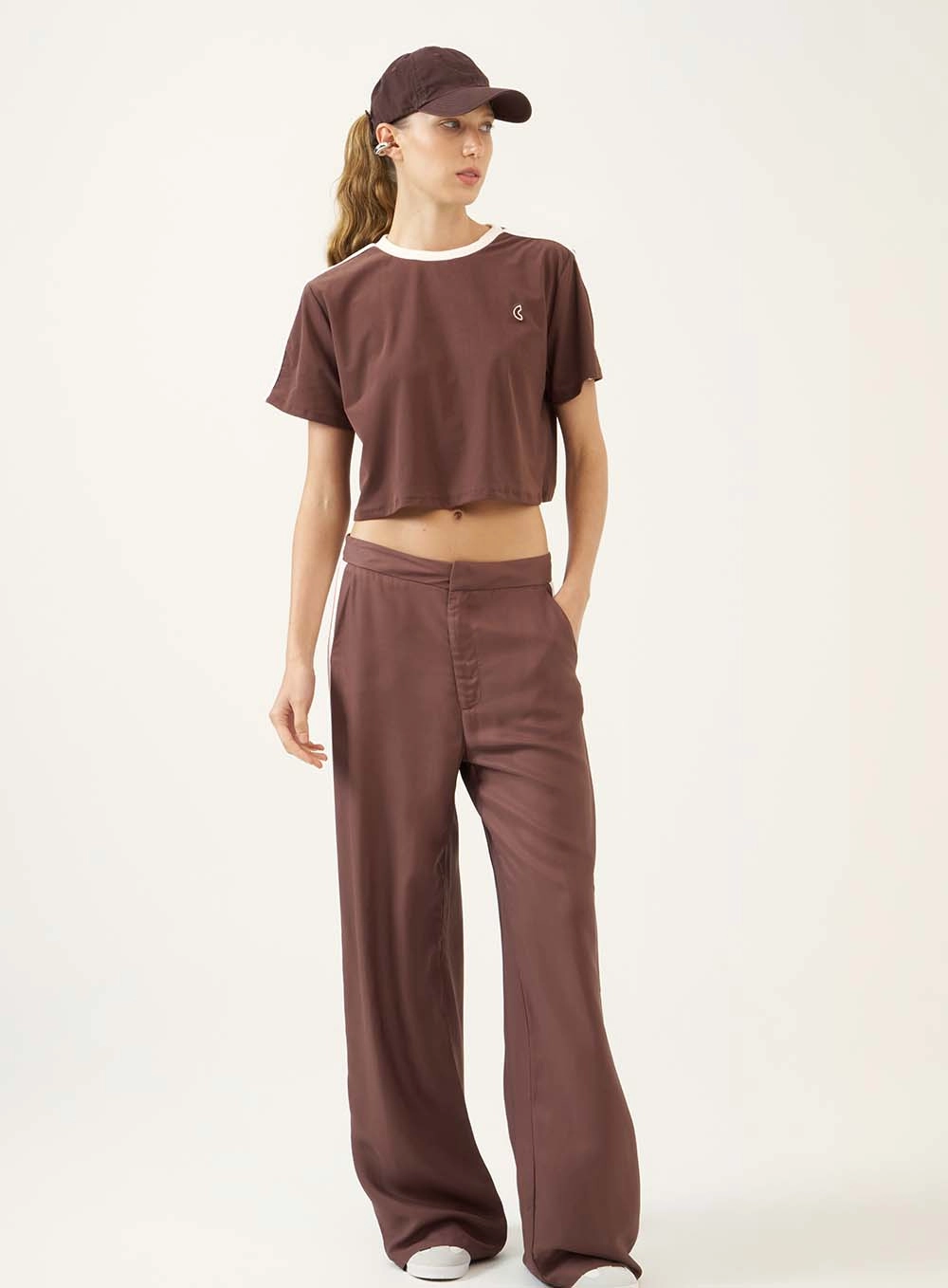 Camiseta Esportiva Cropped Reta Marrom